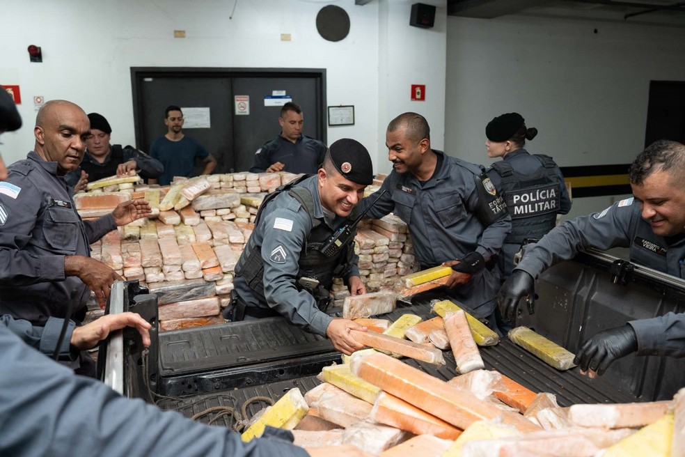 Policiais militares apreenderam quase 3 toneladas de maconha em fundo falso de carreta no Espírito Santo — Foto: Divulgação/PCES
