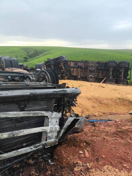 Motorista de carreta morre carbonizado após veículo tombar na 'rodovia do boi' em RO