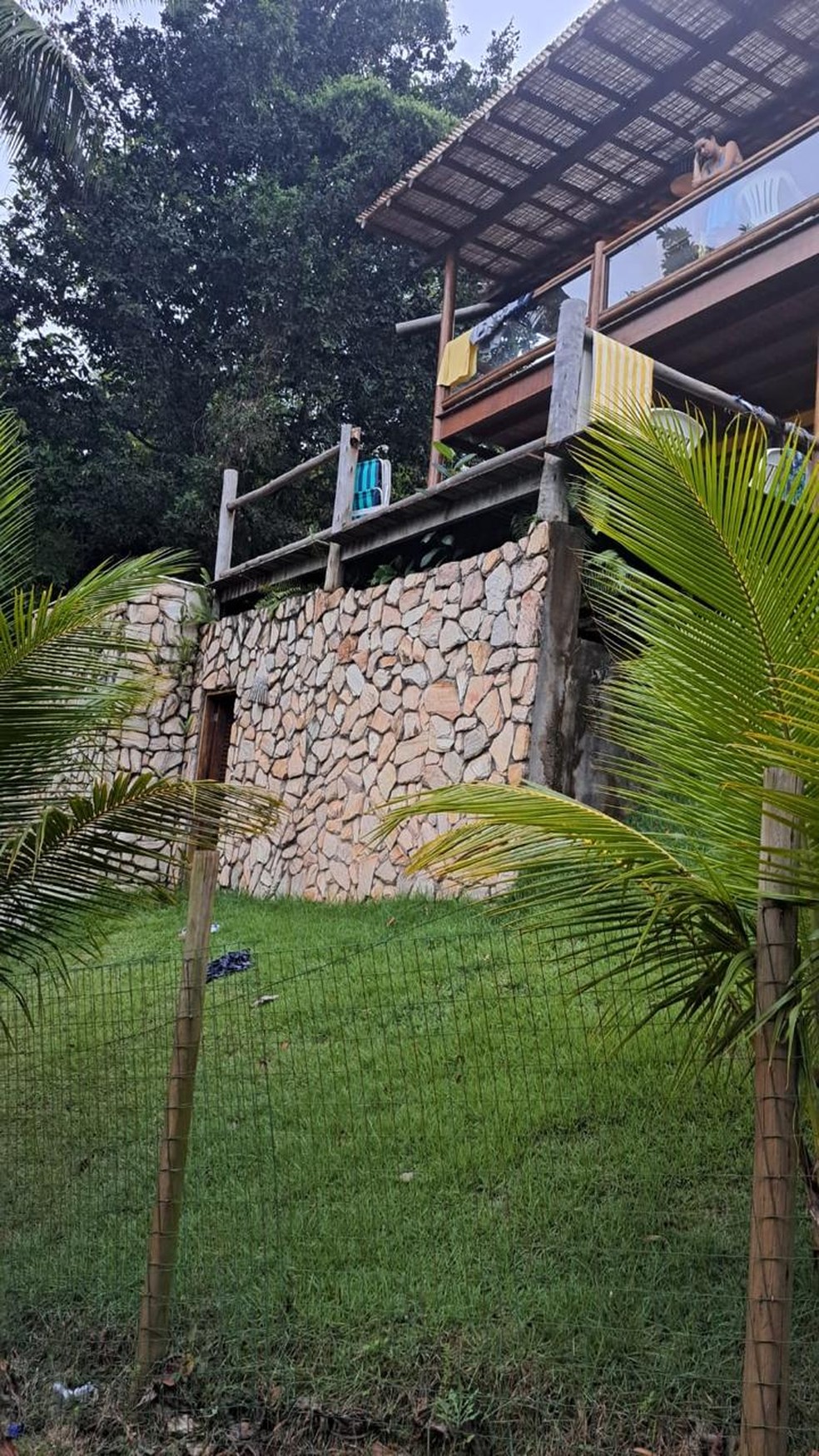 Local onde mulher caiu durante hospedagem no Airbnb — Foto: TV Globo/Reprodução