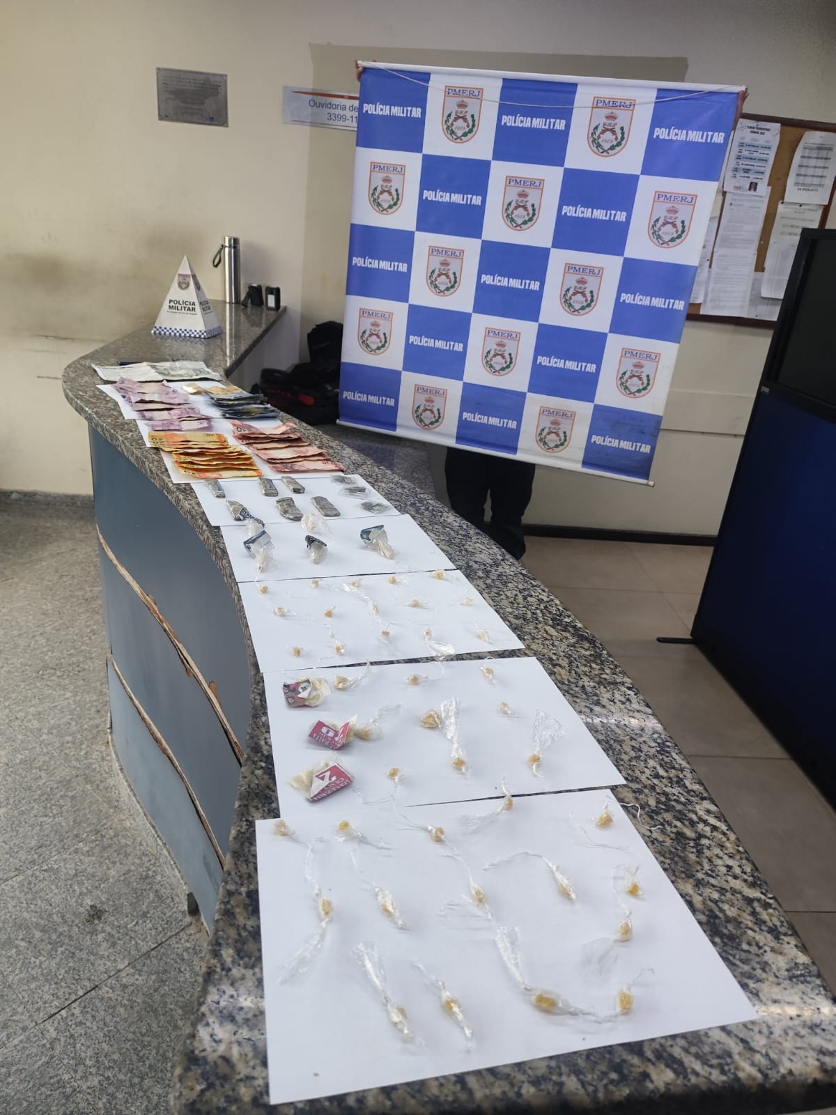 Homem é preso e adolescente apreendido por envolvimento com o tráfico de drogas em Barra Mansa