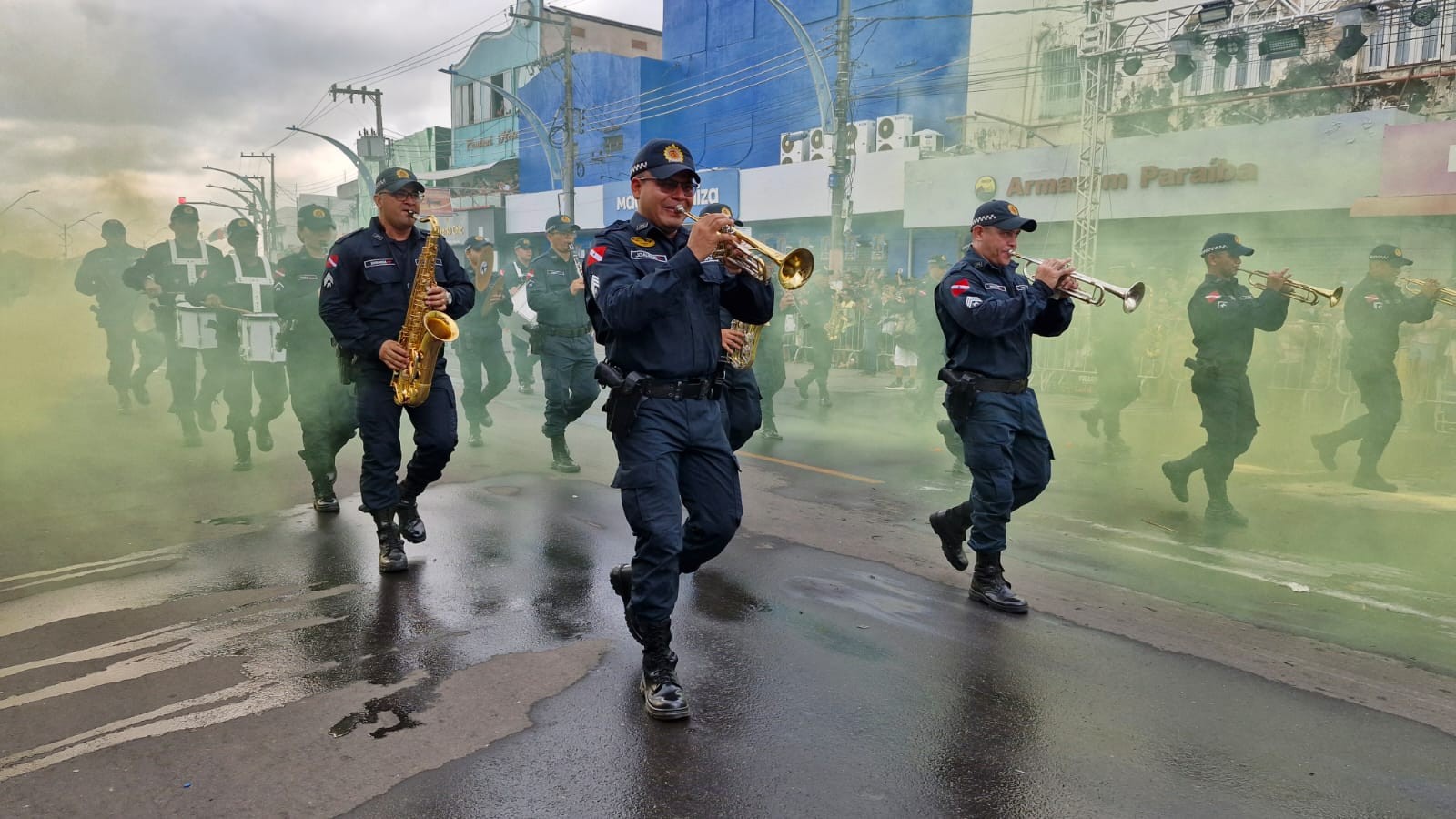 Desfile da Independência do Brasil reúne milhares de pessoas na orla de Santarém