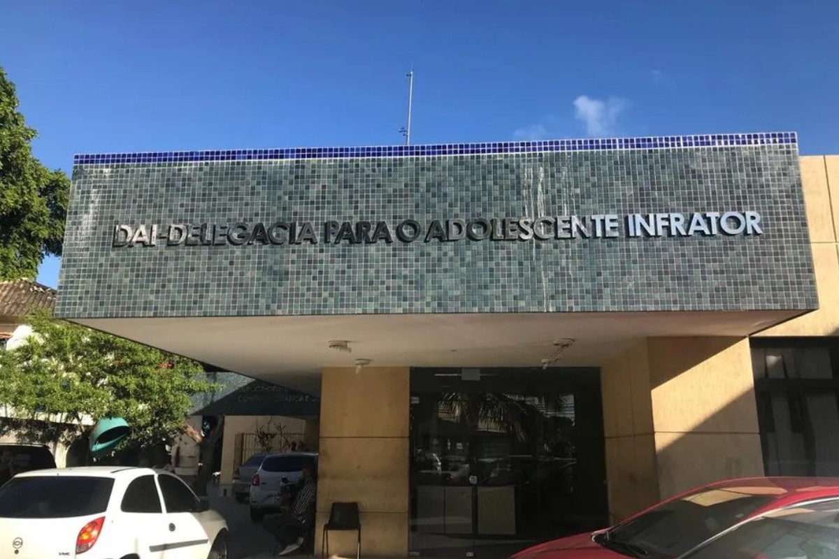 Adolescente de 17 anos é apreendido com drogas e colete à prova de balas em Salvador