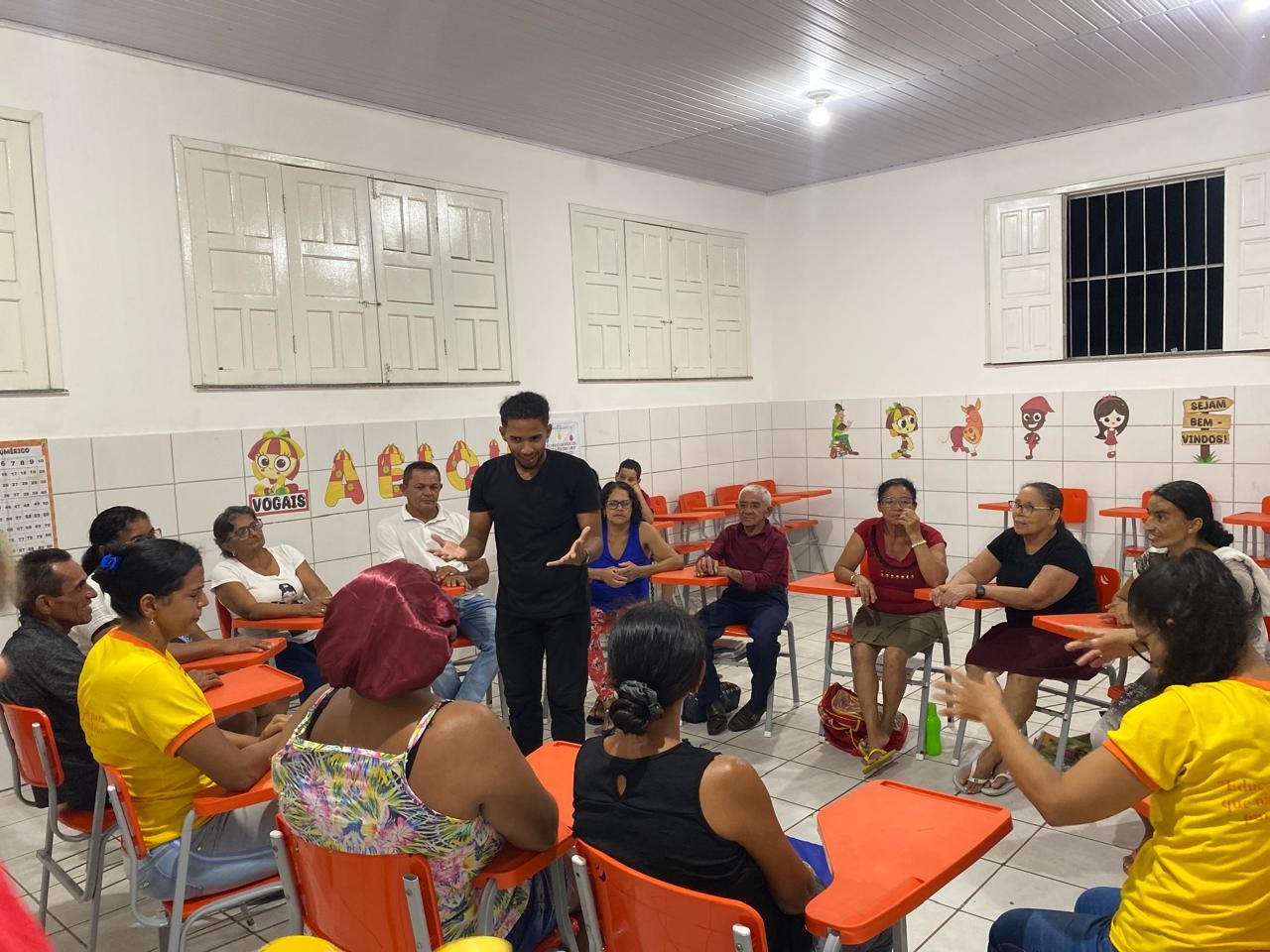 Educador viraliza ao alfabetizar alunos idosos com o forró de Luiz Gonzaga na Bahia; VÍDEO