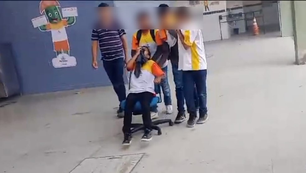 Estudantes são socorridos após inalar fumaça de incêndio em terreno vizinho à escola, em Fortaleza. — Foto: Reprodução