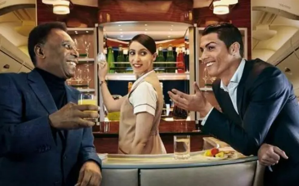 Pelé dividiu tela com Cristiano Ronaldo em comercial da companhia aérea Emirates. — Foto: Reprodução