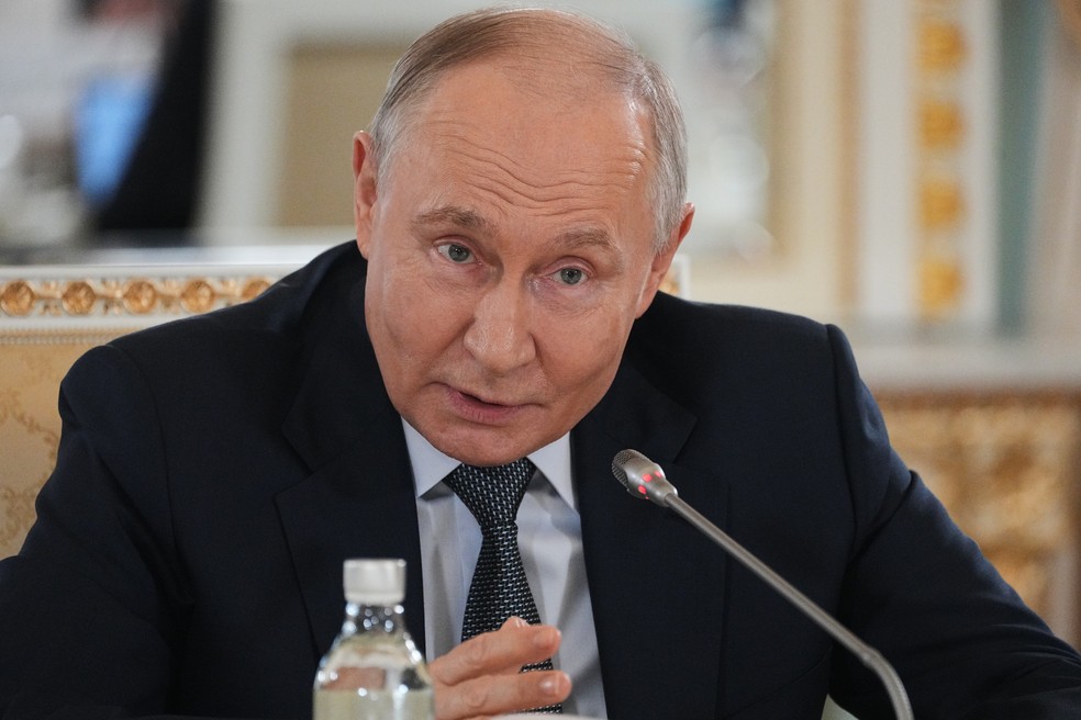 O presidente russo Vladimir Putin conversa com representantes de agências de notícias internacionais durante o Fórum Econômico Internacional de São Petersburgo, na Rússia. — Foto: AP/Dmitri Lovetsky