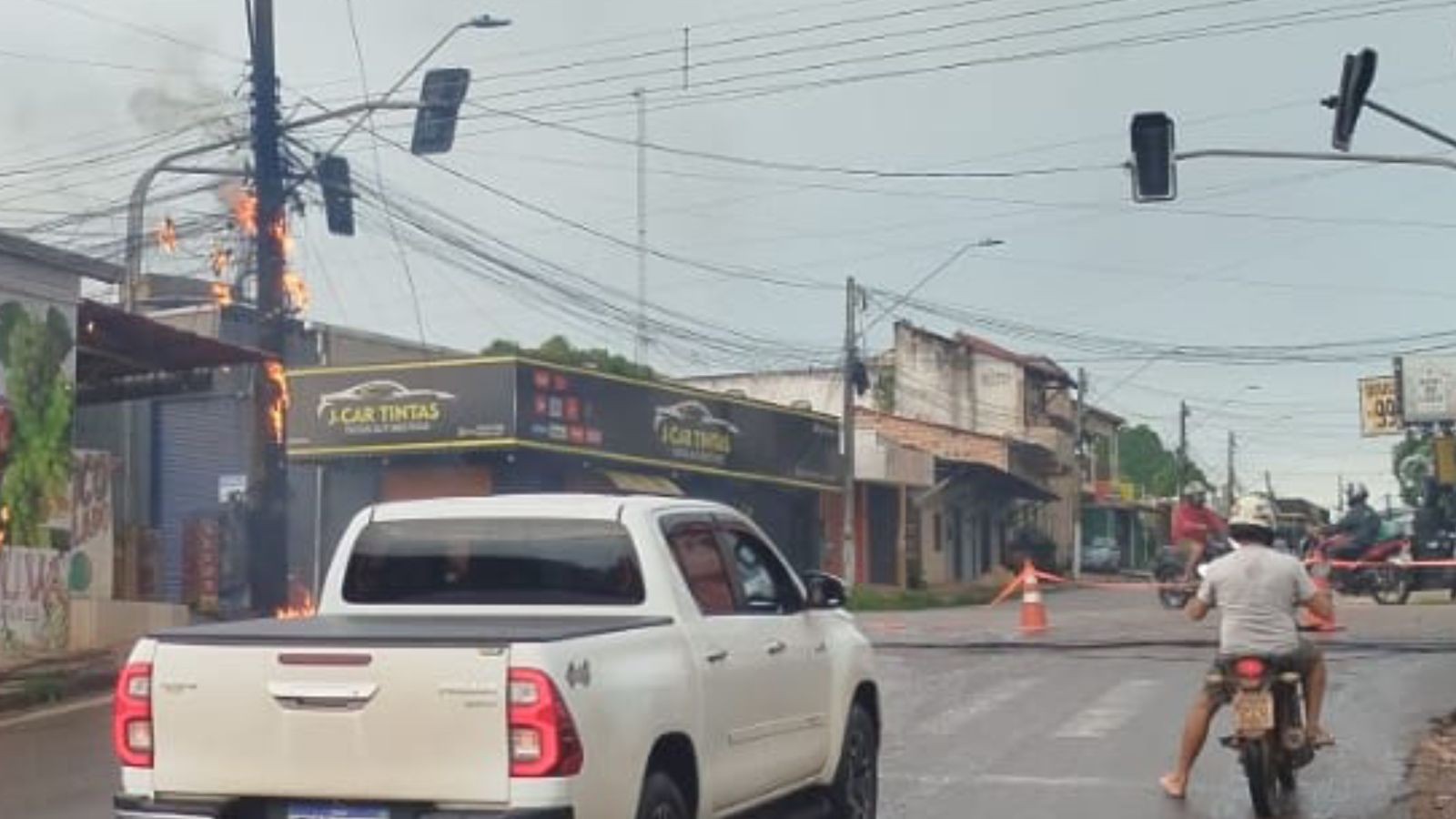 Curto-circuito provoca incêndio em dois postes e deixa trecho interditado em Santarém