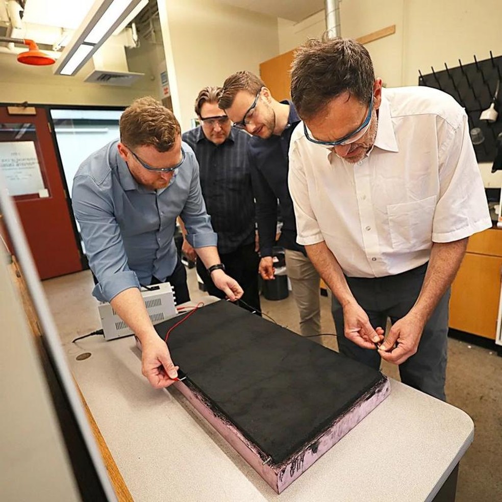 Os pesquisadores do MIT estão trabalhando para aumentar a escala do supercapacitor de cimento-carbono para que ele possa ser usado em diversas aplicações diferentes — Foto: Getty Images via BBC