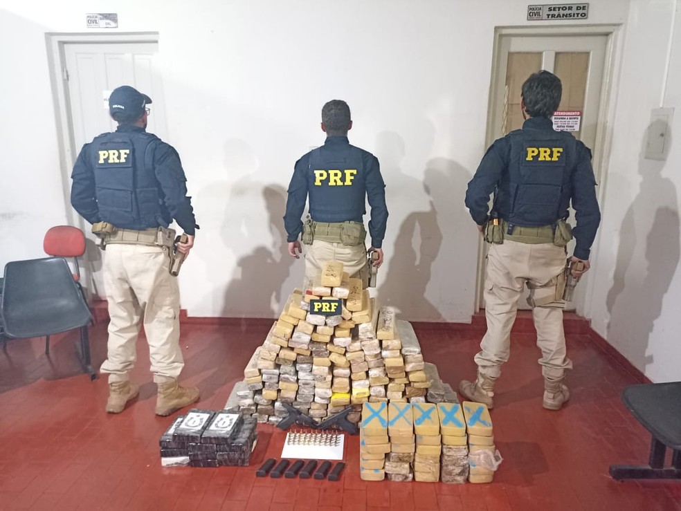 Polícia apreendeu maconha e cocaína  — Foto: Polícia Rodoviária Federal/Divulgação