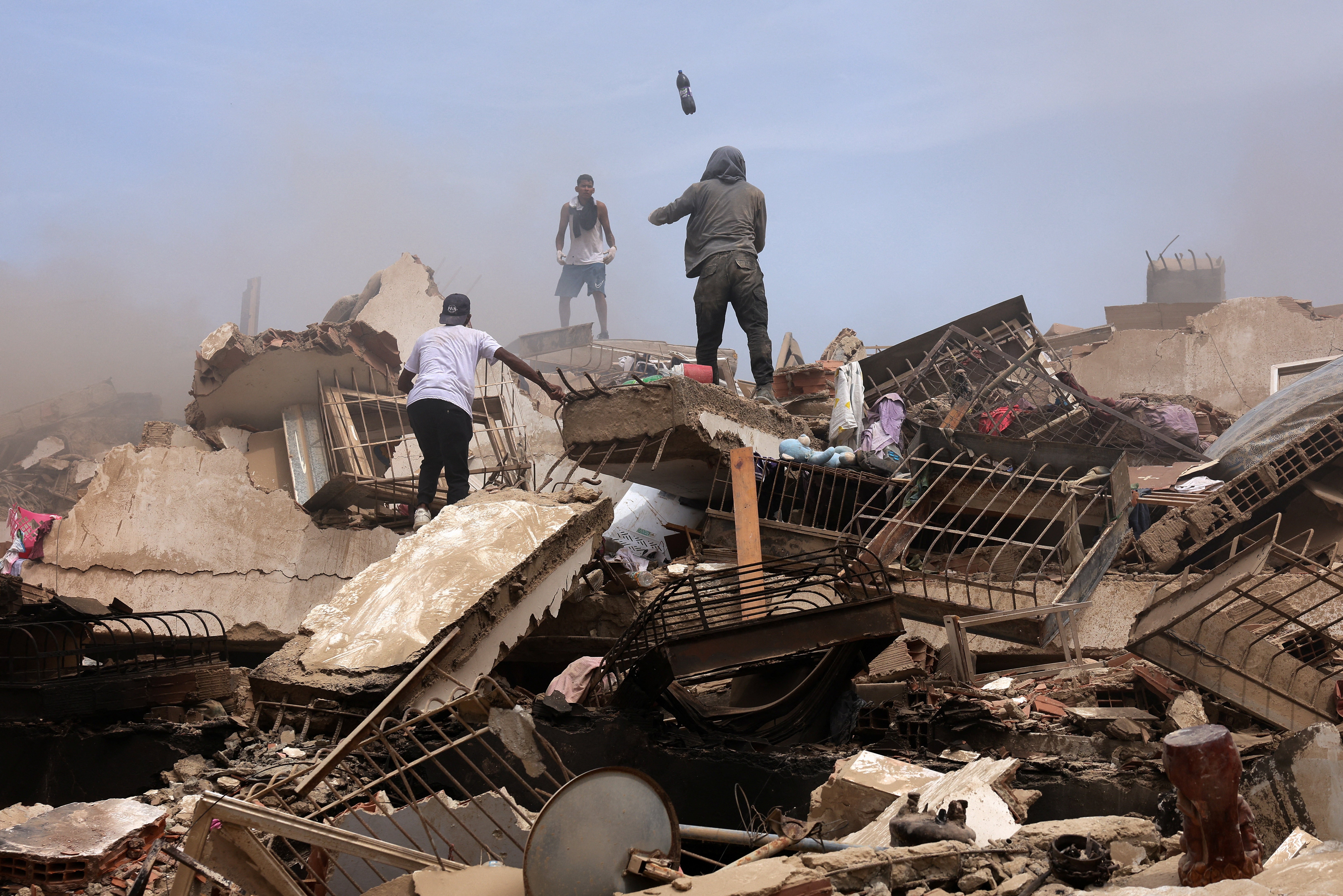 Terremoto na Venezuela: moradores buscam vítimas nos escombros por conta própria enquanto resgate não chega