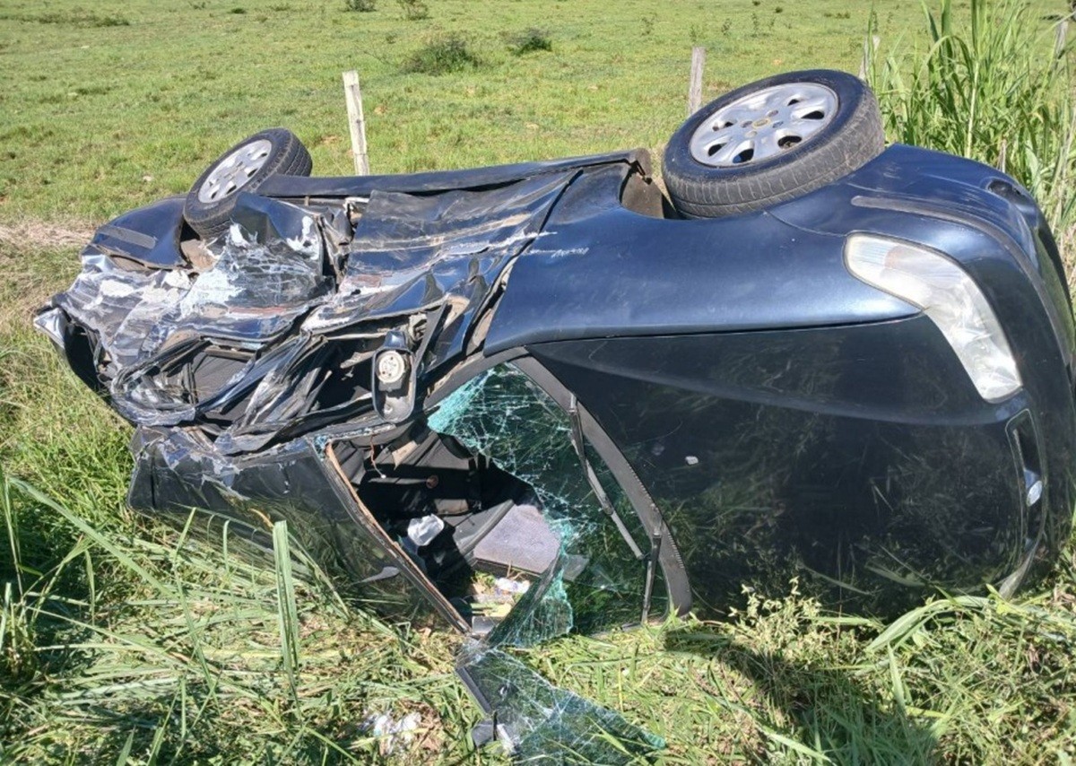 Motorista perde controle, bate em caminhão e causa acidente com três veículos na MG-133 