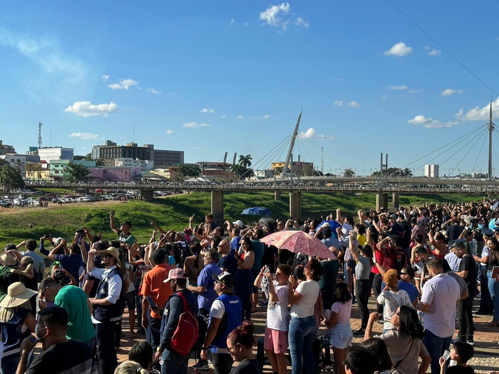 Público encarou o forte sol para assistir à apresentação do grupo — Foto: Andryo Amaral/Rede Amazônica Acre