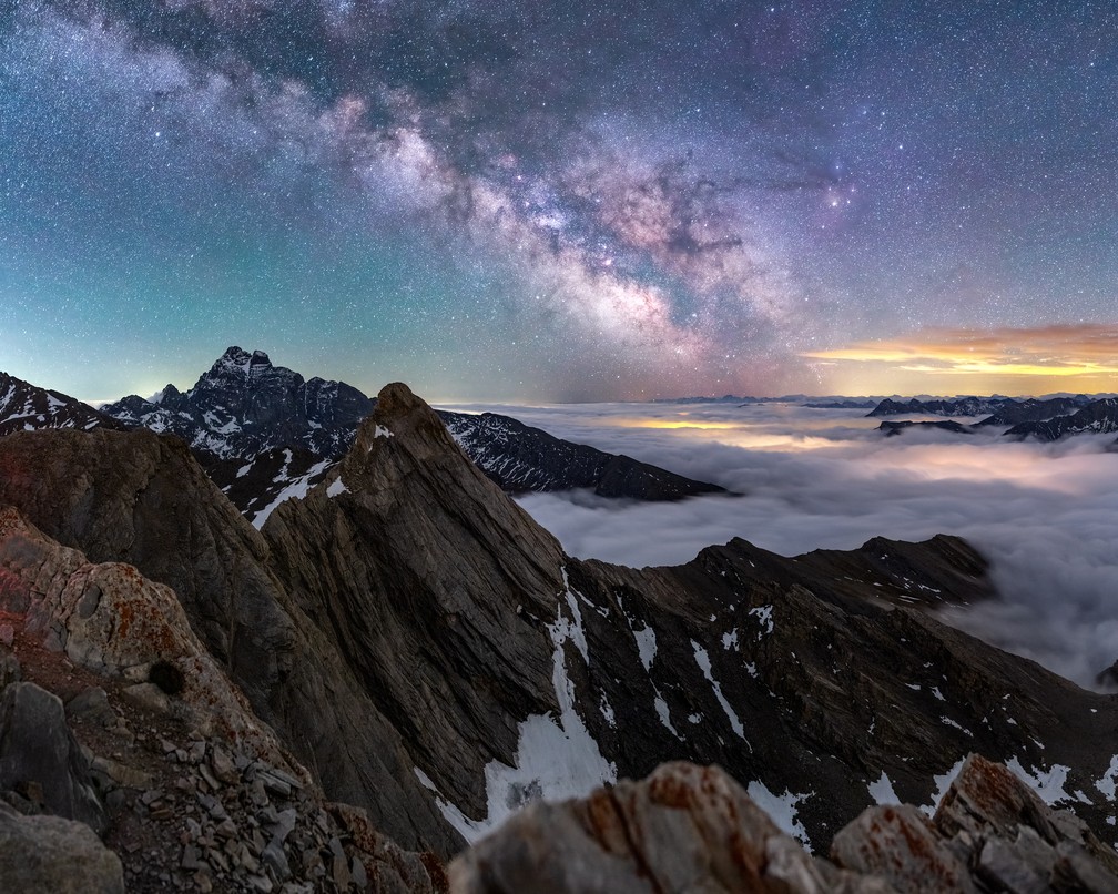 A Via Láctea tirada do topo de Pain de Sucre, na fronteira da França com Itália - Astronomy Photographer of the Year — Foto: Jeff Graphy