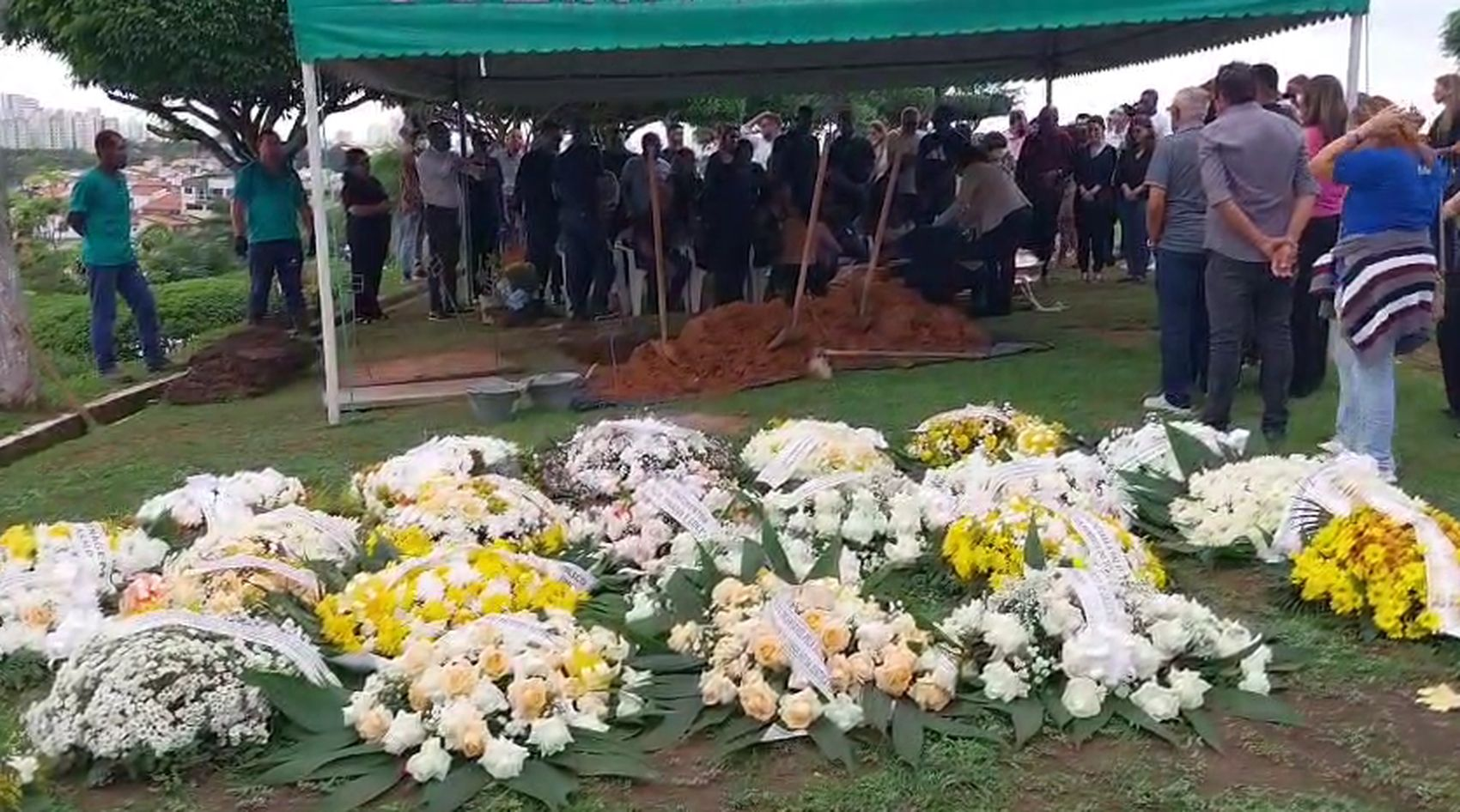 Corpo de juiz Edinaldo César Santos Júnior encontrado morto em Aracaju é enterrado sob aplausos