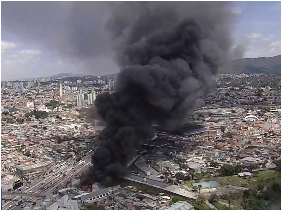 Fogo destrói galpão às margens da Rodovia Fernão Dias, na Zona Norte de São Paulo