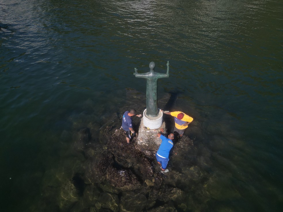 O monumento fica chumbado no meio de uma pedra na Baía de Guanabara — Foto: Divulgação/Pedro Dias