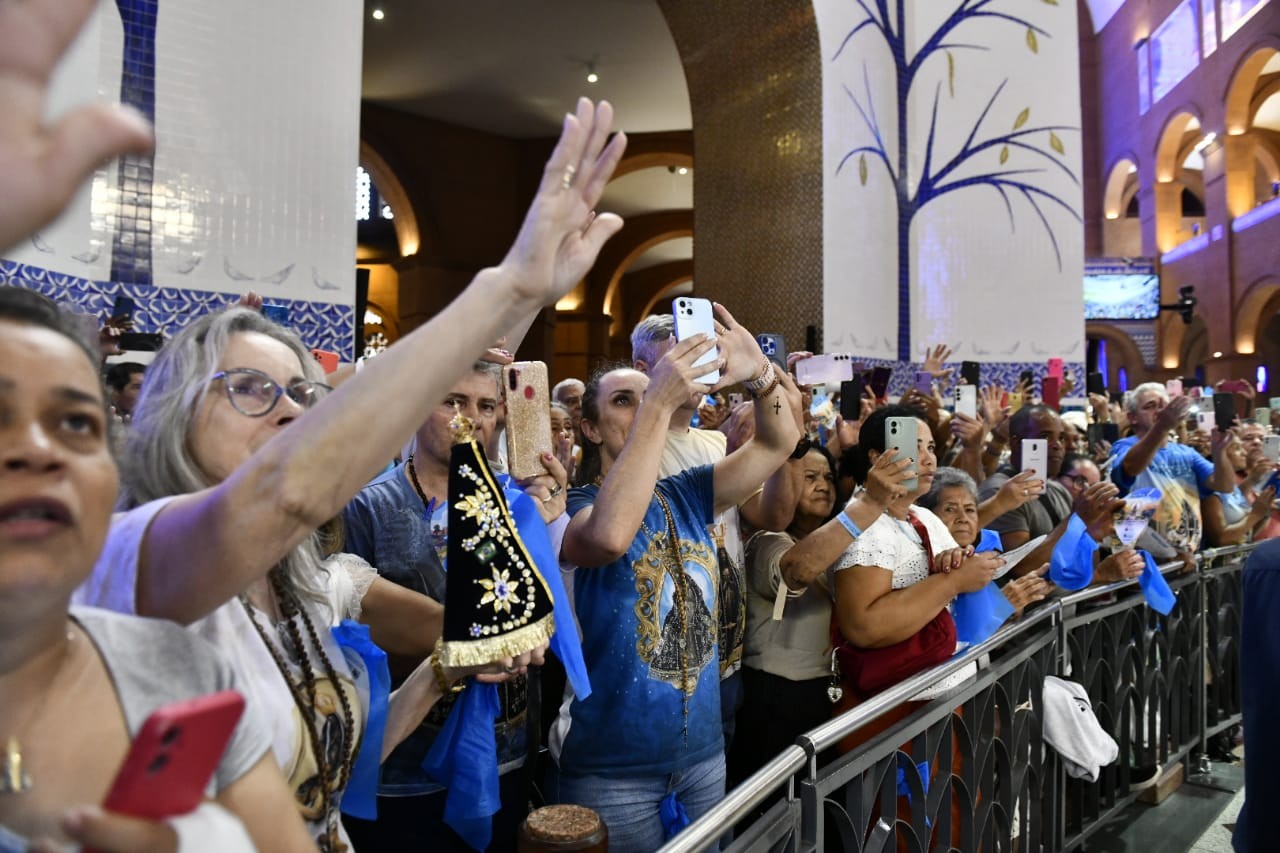 Fi&eacute;is participam da missa de 12 de outubro no Santu&aacute;rio Nacional de Aparecida