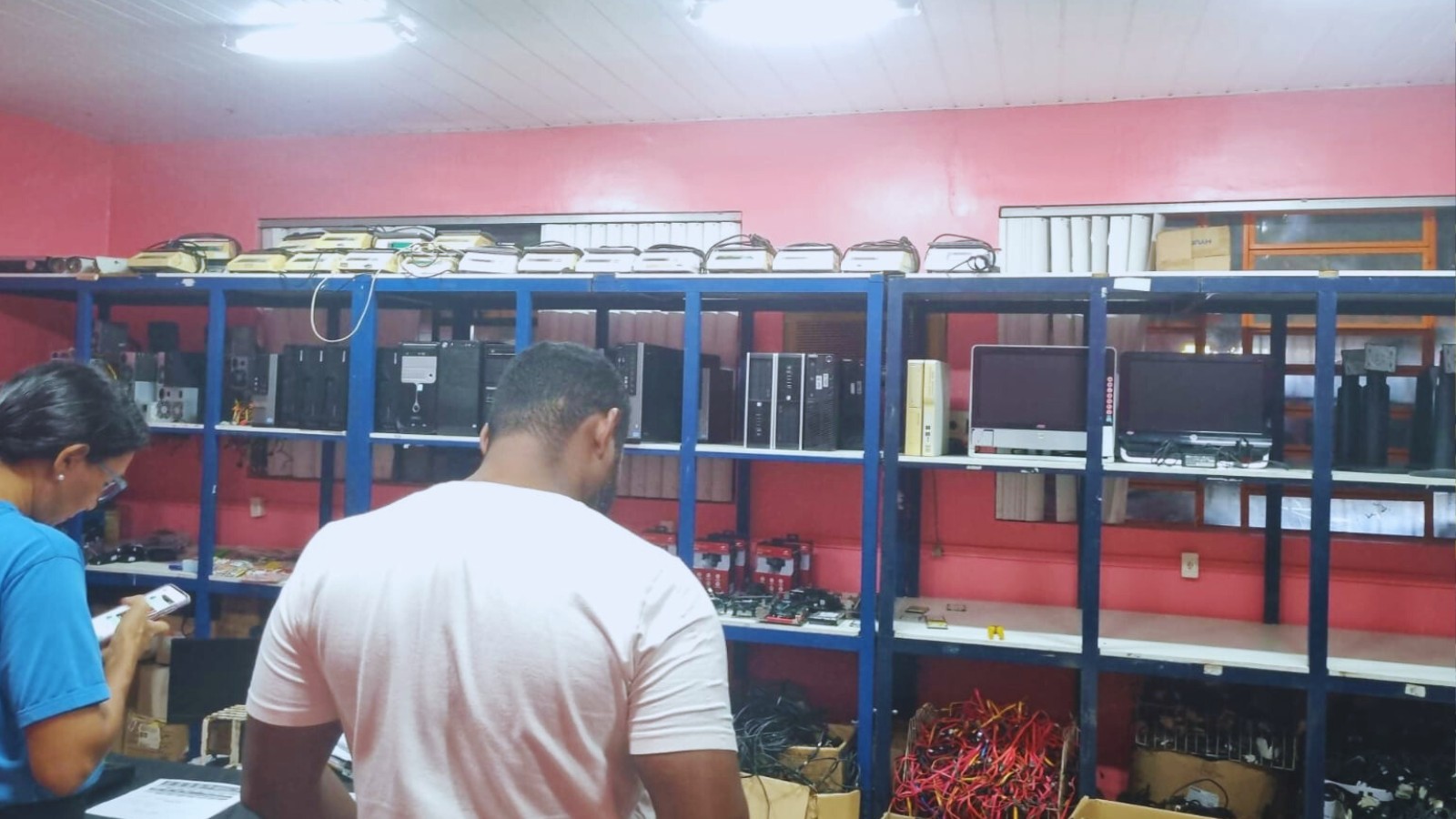 Computadores e celulares são vendidos a partir de R$ 50 durante feirão de projeto social em Teresina