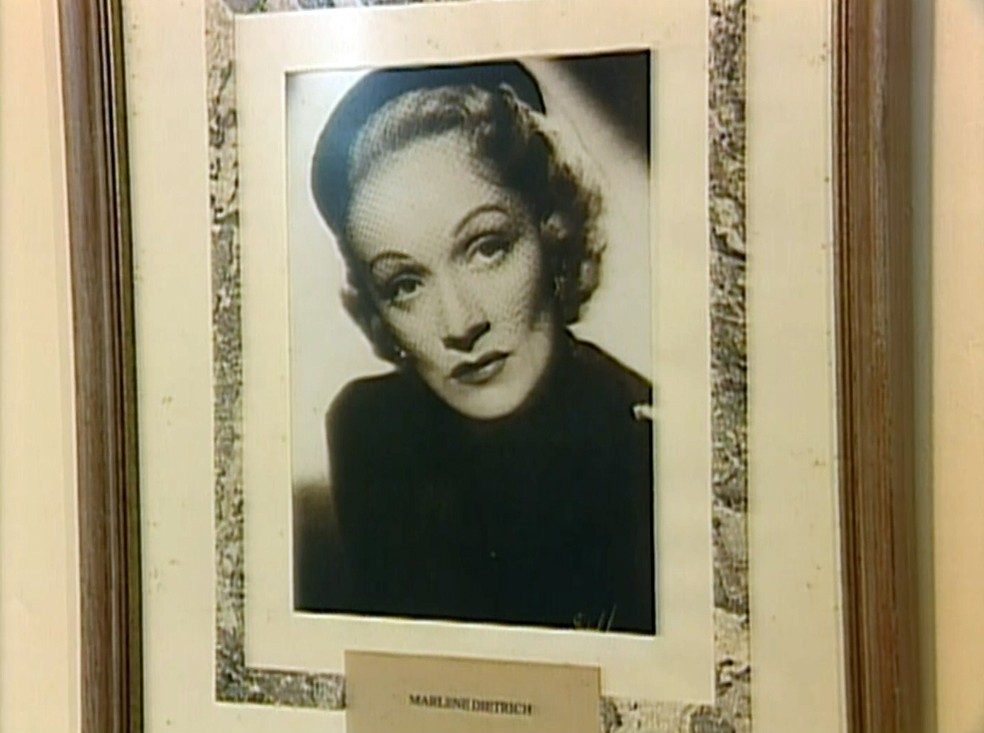 Imagem de Marlene Dietrich em quadro na parede do Copacabana Palace — Foto: Reprodução/ TV Globo