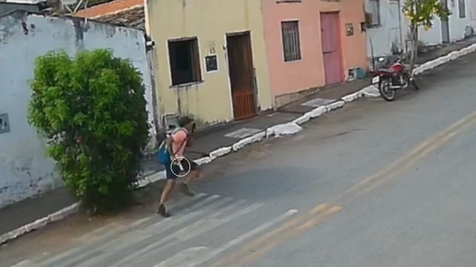 Suspeito de matar empresário em Itapajé fugiu correndo com arma em punho e falando ao celular; veja vídeo