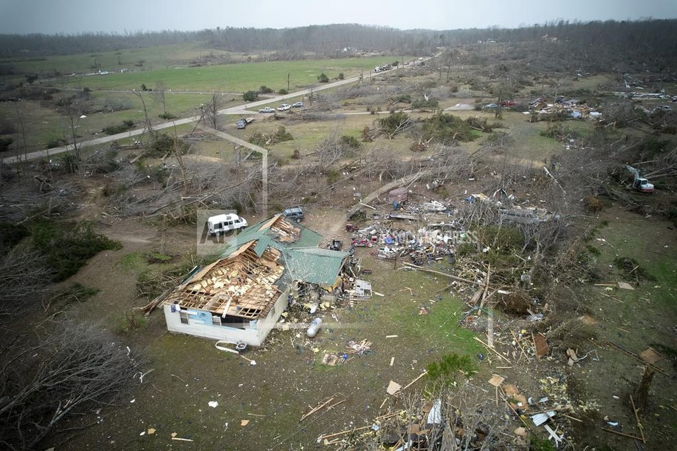 Destruição causada pela tempestade no condado de Wayne — Foto: AP Photo/Jeff Roberson