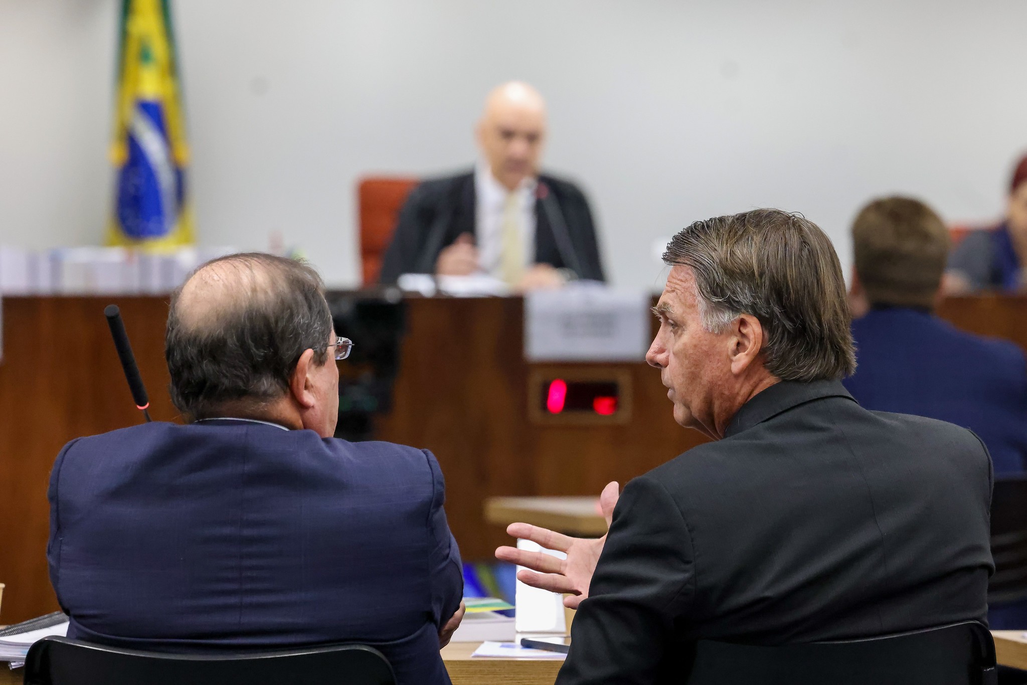 Moraes nega pedido de Bolsonaro para exibir vídeos durante interrogatório