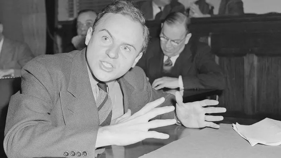 Após visitar as cidades japonesas devastadas, o físico nuclear Philip Morrison prestou depoimento em uma audiência especial e descreveu a morte e a destruição causadas pela bomba — Foto: Getty Images/via BBC