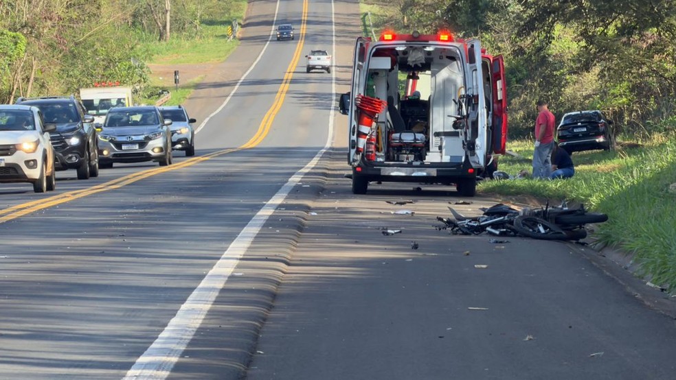 Duas pessoas ficaram feridas em colisão entre moto e carro, na Feliciano Salles da Cunha (SP-310), entre Monte Aprazível e Neves Paulista, nesta sexta (4) — Foto: Monte Aprazível Notícias/Reprodução