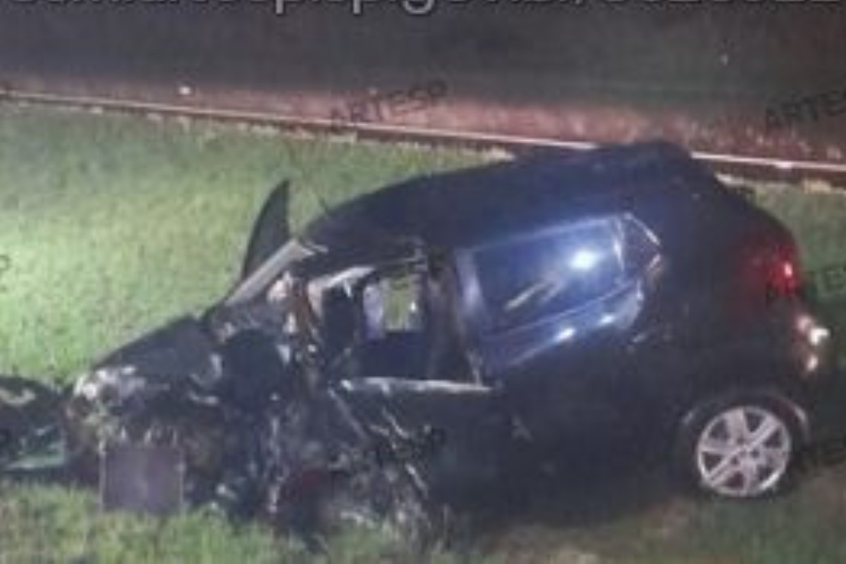 Homem morre após acidente entre dois carros na rodovia Carvalho Pinto, em Jacareí