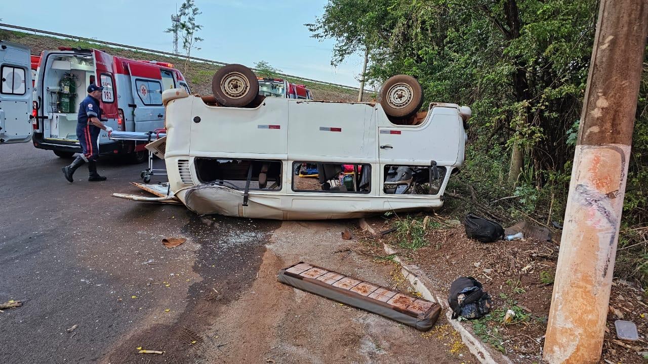 Kombi com trabalhadores capota e fica 'de cabeça para baixo' em rodovia de Serrana, SP