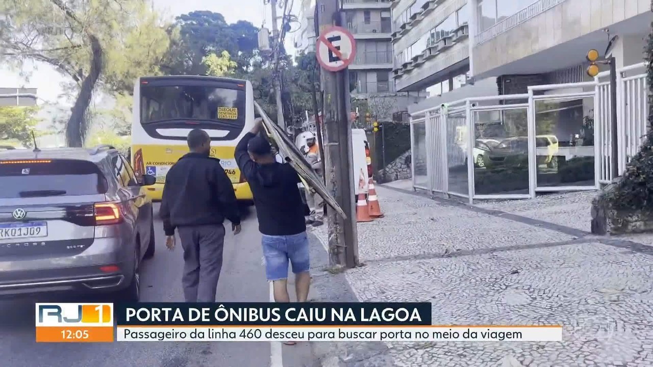 VÍDEO: porta de ônibus cai na Lagoa, e passageiro desce do coletivo para buscar