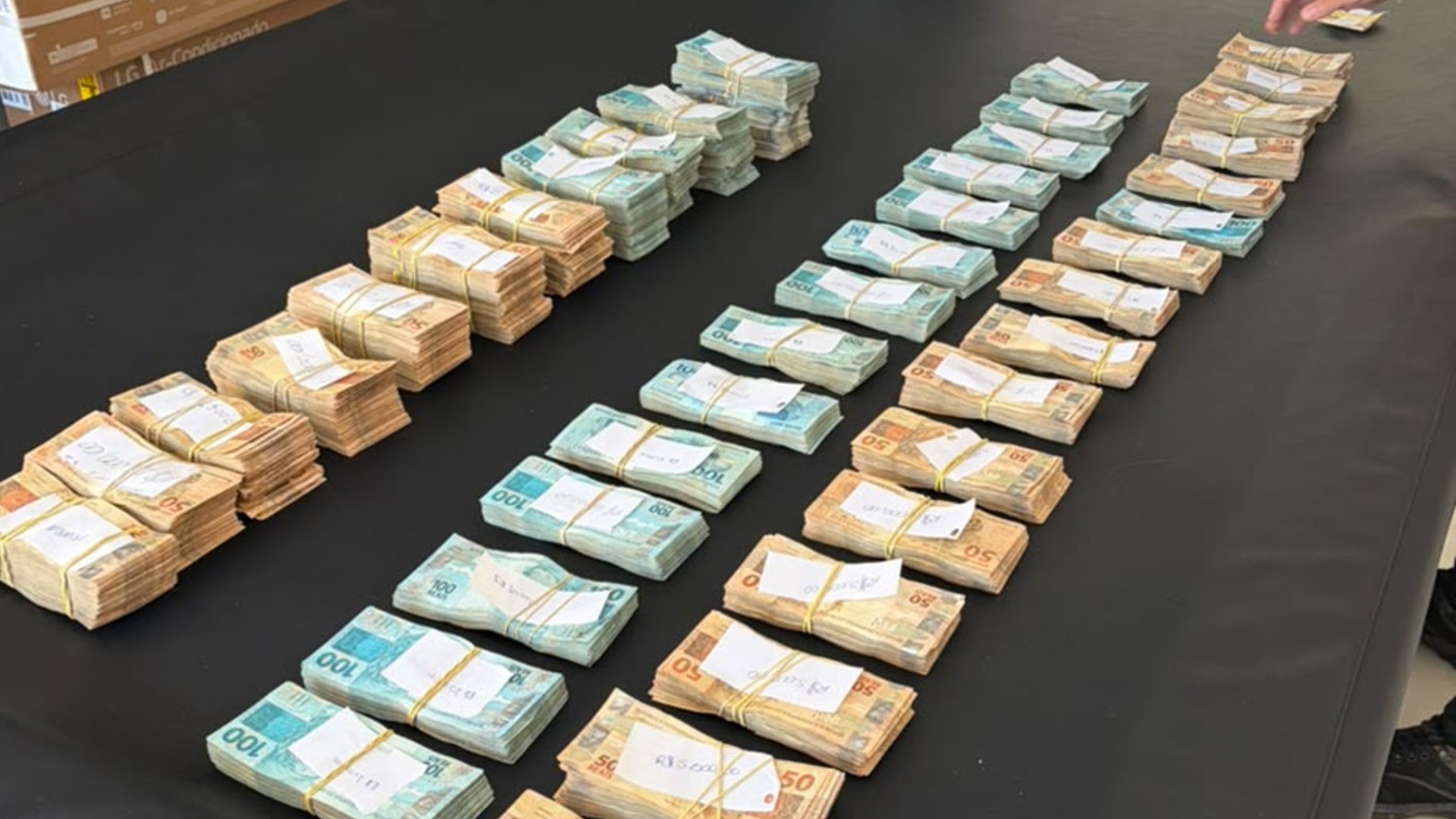 Polícia apreende R$ 640 mil em condomínio de luxo durante operação contra lavagem de dinheiro no interior de SP