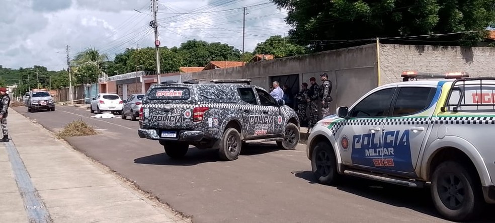 Homem é assassinado a tiros minutos depois de deixar filhos em escola, na Zona Leste de Teresina — Foto: TV Clube