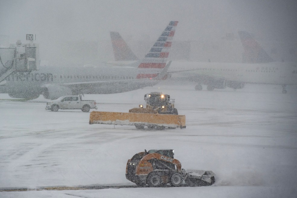 Mais de 10 mil voos foram cancelados durante os últimos dias de forte tempestade nos EUA. — Foto: JOSEPH PREZIOSO / AFP