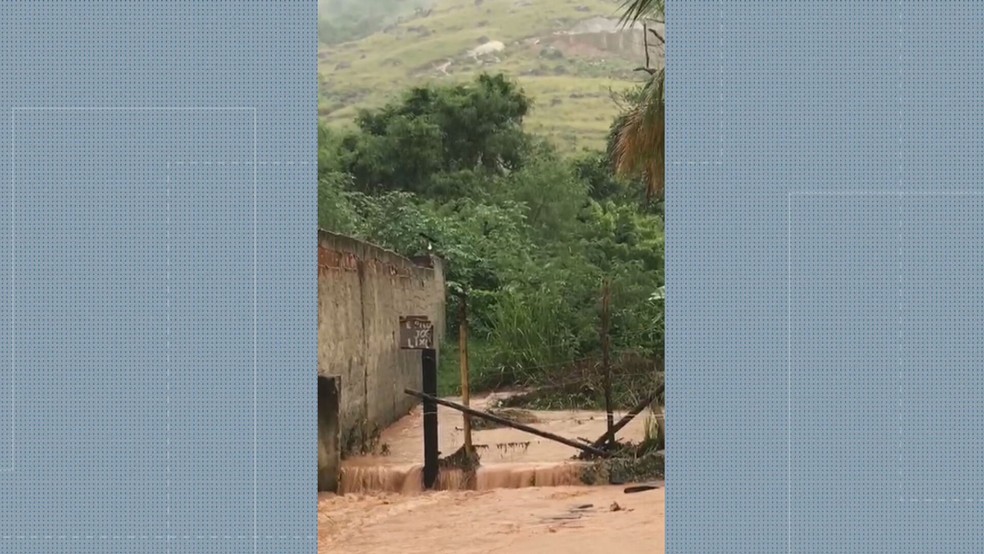 Moradores dizem que obra da Cedae causou alagamentos em Nova Iguaçu — Foto: Reprodução TV Globo