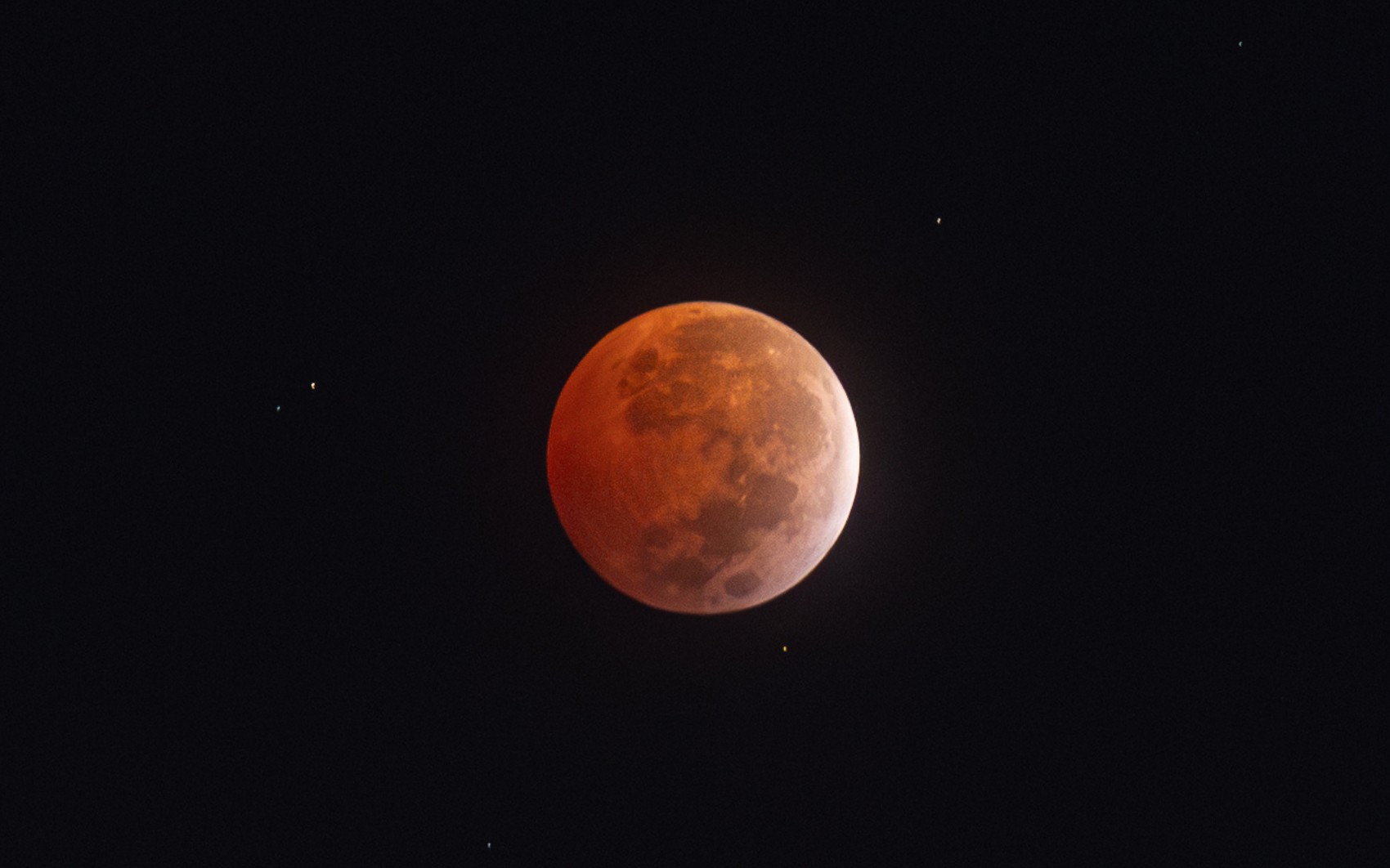 ‘Lua de sangue’: veja imagens do eclipse lunar em Goiás