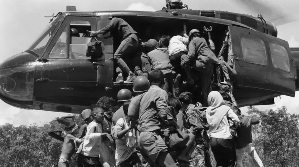 A saída desesperada de An Loc — Foto: AP via BBC