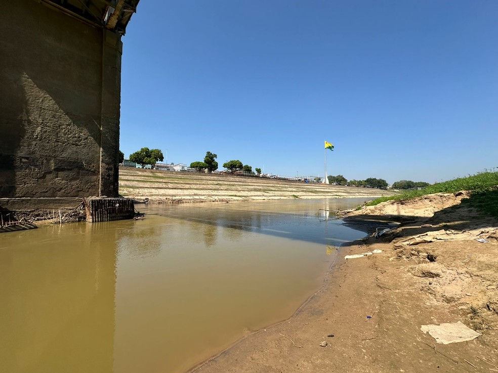 Rio Acre se aproxima da menor cota histórica em Rio Branco; medição de 24 de julho é de 1,55 metro — Foto: Andryo Amaral/Rede Amazônica