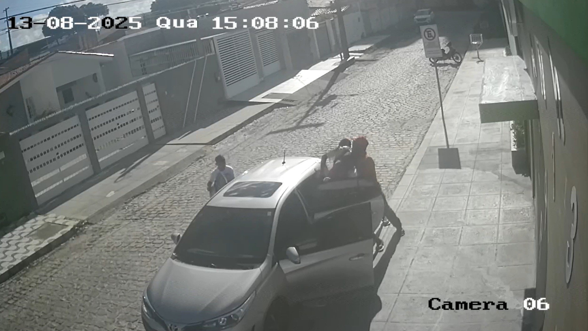 Mulher tem carro roubado e é feita refém quando buscava filho na escola na Grande Natal