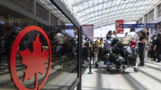 Air Canada vai retomar operações neste domingo após determinação do governo canadense; greve afetou voos no Brasil - Após deliberação do Ministério do Trabalho, paralisação que afetou 700 voos deve acabar às 21h, no horário de Brasília. Comissários de bordo entraram em greve neste sábado (16) após sindicato e companhia aérea não alcançarem um acordo de reajuste salarial.