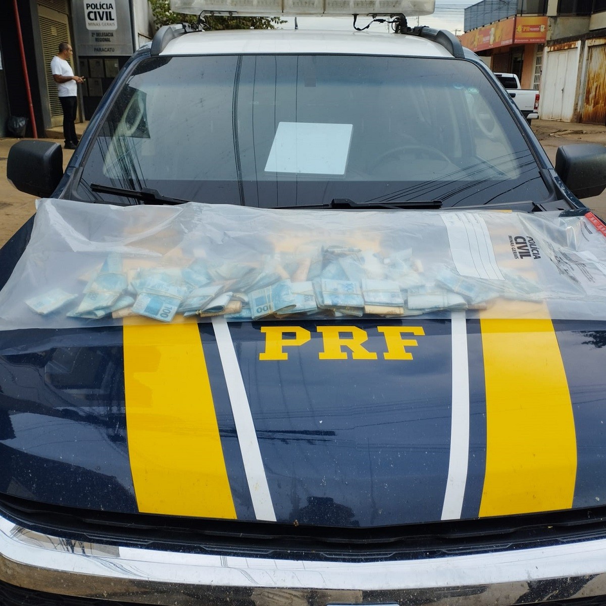 Prefeito de Vieiras, MG, é flagrado com mais de R$ 90 mil em mala na BR-040