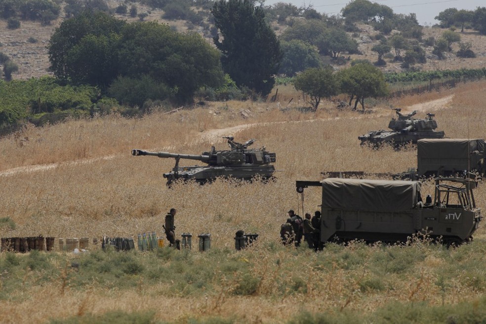 Tanques blindados são fotografados na Alta Galileia, no norte de Israel, na fronteira com o Líbano, nesta segunda-feira (27)  — Foto: Jalaa Marey / AFP