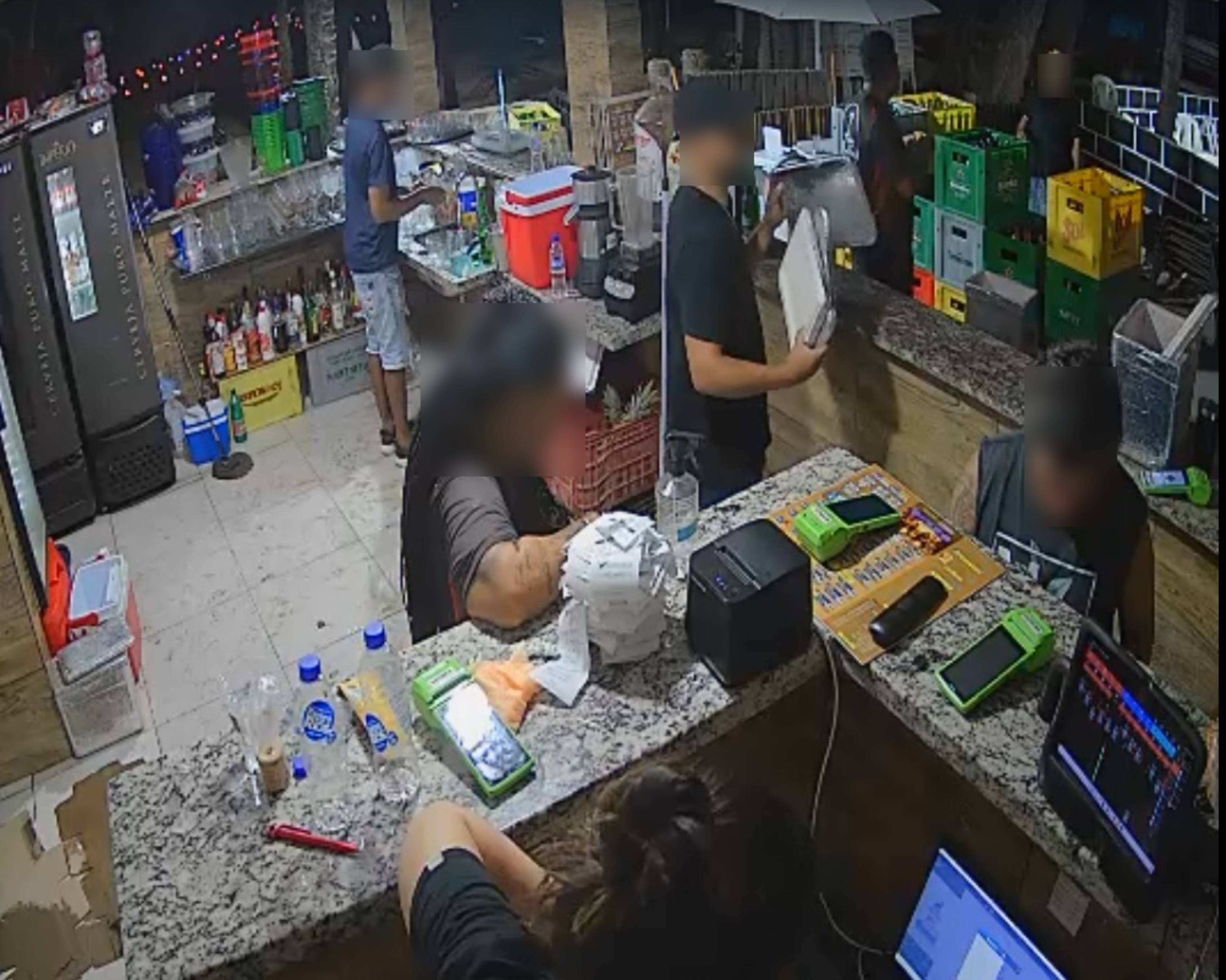 Casal é levado para delegacia após consumir mais de R$ 1,2 mil em bar de Salvador e não pagar conta