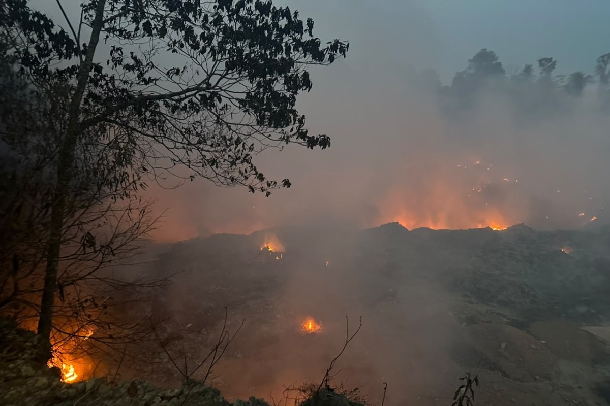 Incêndio em terreno na Zona Leste de Manaus continua no início da noite de quarta-feira (7). — Foto: Patrick Marques/g1 AM
