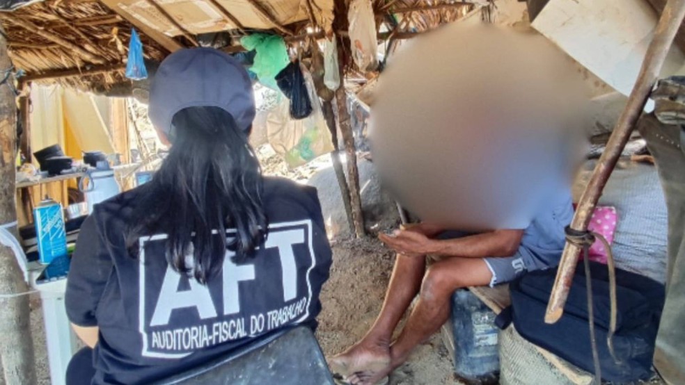 Homem de 61 anos vivia em barraco dentro de pedreira, onde trabalhava — Foto: SIT/MTE