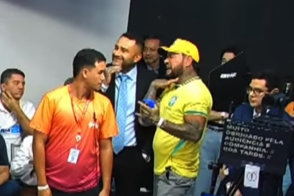 Alessandra Campêlo denuncia ameaça após candidato não eleito fazer gesto de degola durante debate em Manaus. — Foto: Reprodução/TV Norte
