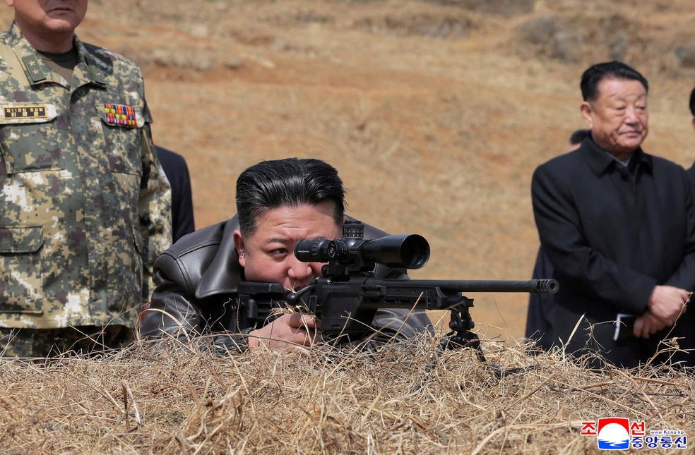 Kim Jong-un dispara rifle e alta precisão durante treinamento militar na Coreia do Norte — Foto: KCNA via REUTERS