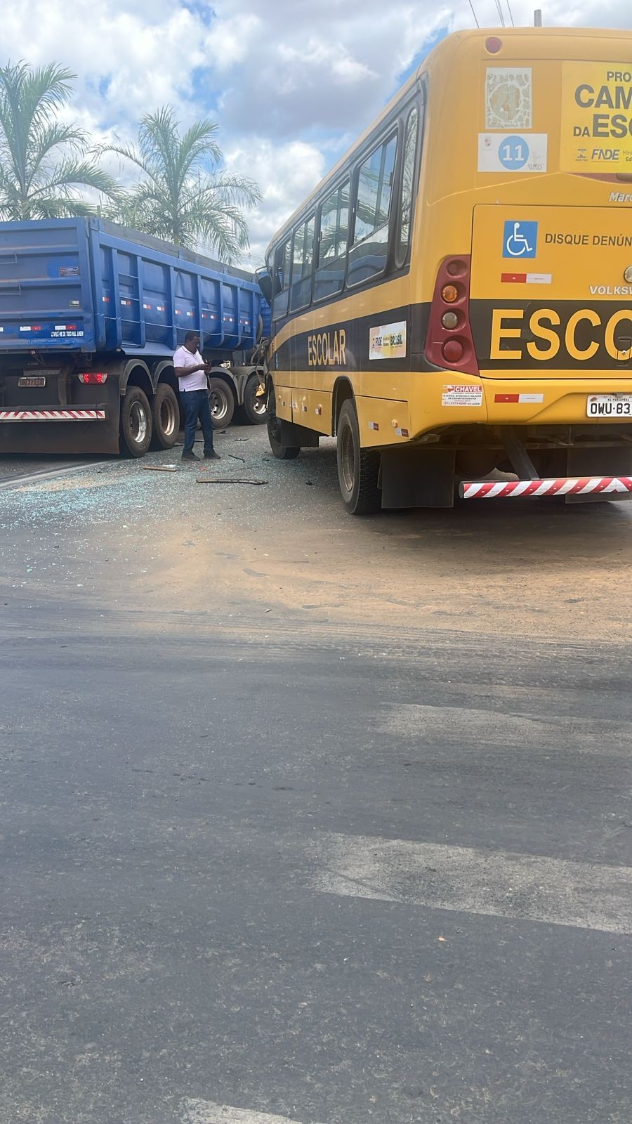 VÍDEO: carreta bate em ônibus escolar e deixa 3 crianças feridas em MG