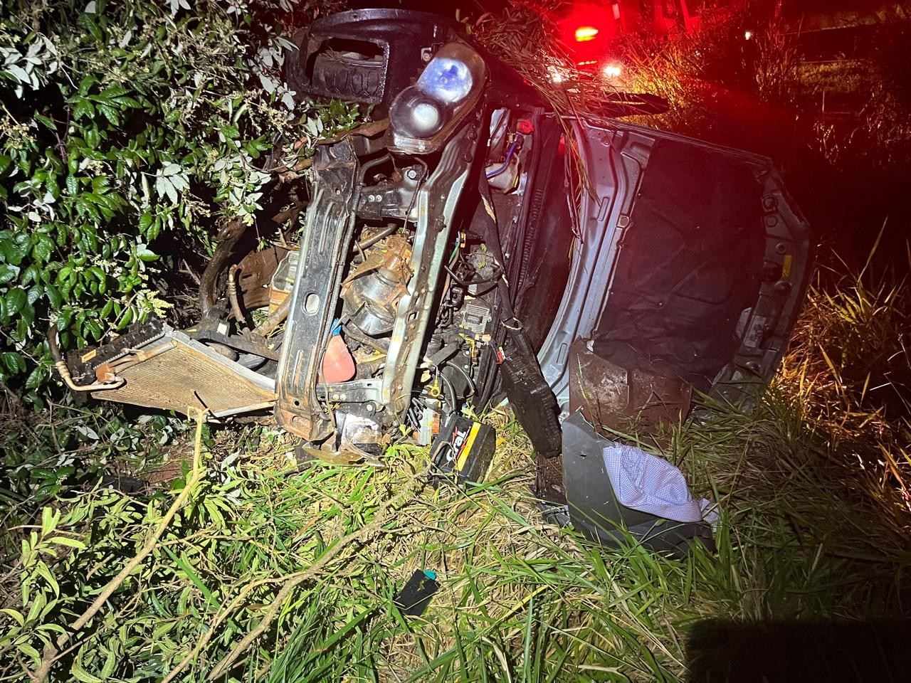Motorista morre após perder controle de picape e cair em ribanceira, em Estrela do Norte