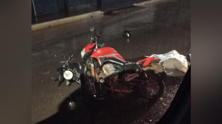 Jovem morre em acidente entre duas motocicletas na Av. Sérgio Henn; duas pessoas ficaram feridas